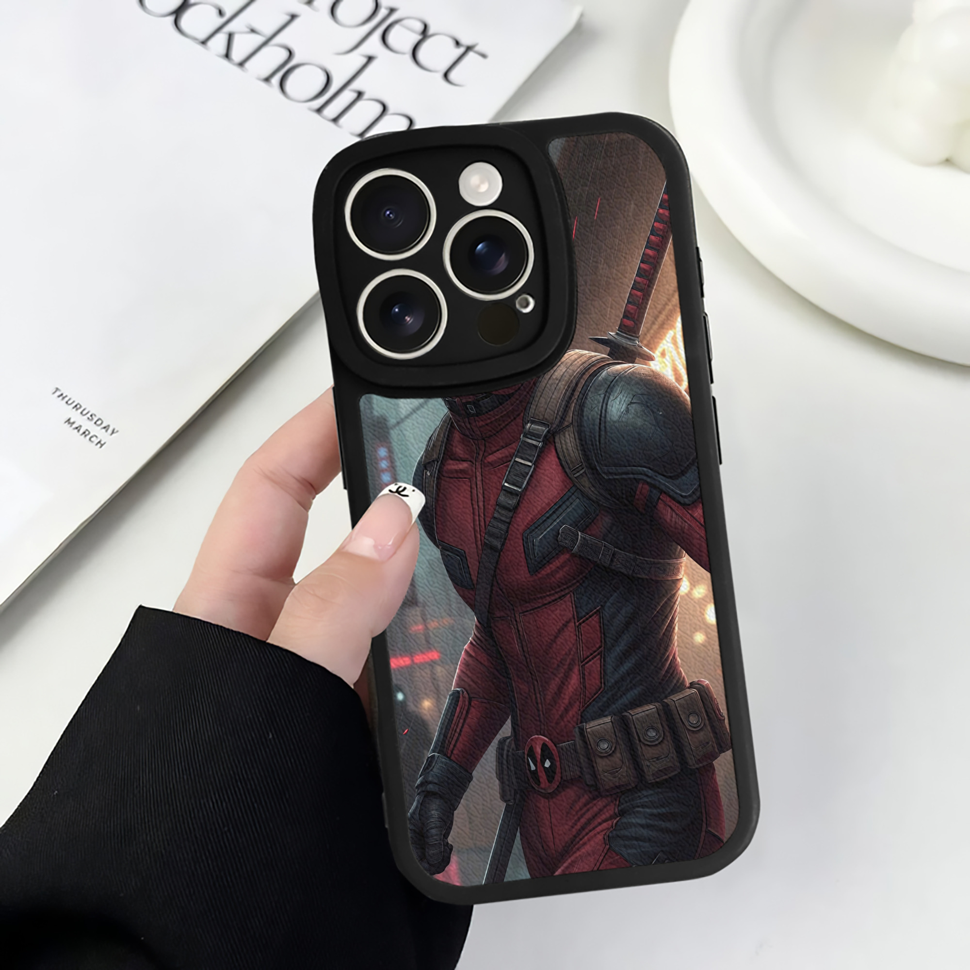 （画像用） Deadpool デッドプール 【iPhone 16シリーズ対応】シリコンスマホケース（レザー調） 材質：シリコン